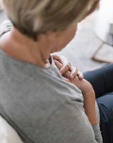 Hvorfor får vi egentlig halsbrann?